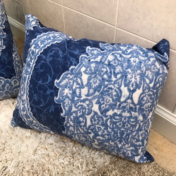Decorative accent pillows set of 2 blue and white - Picture 3 of 4